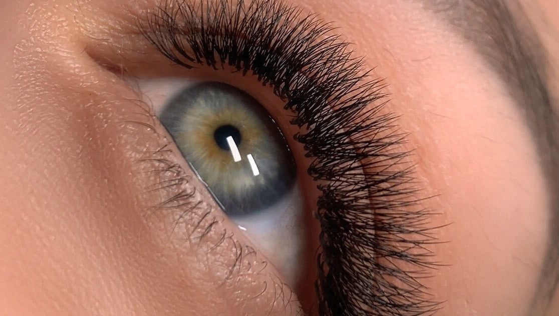 Extension de cils chez Maison Mirada à Saint-nazaire-les-eymes, Auvergne-rhône-alpes, FR. Beauté sublimée.