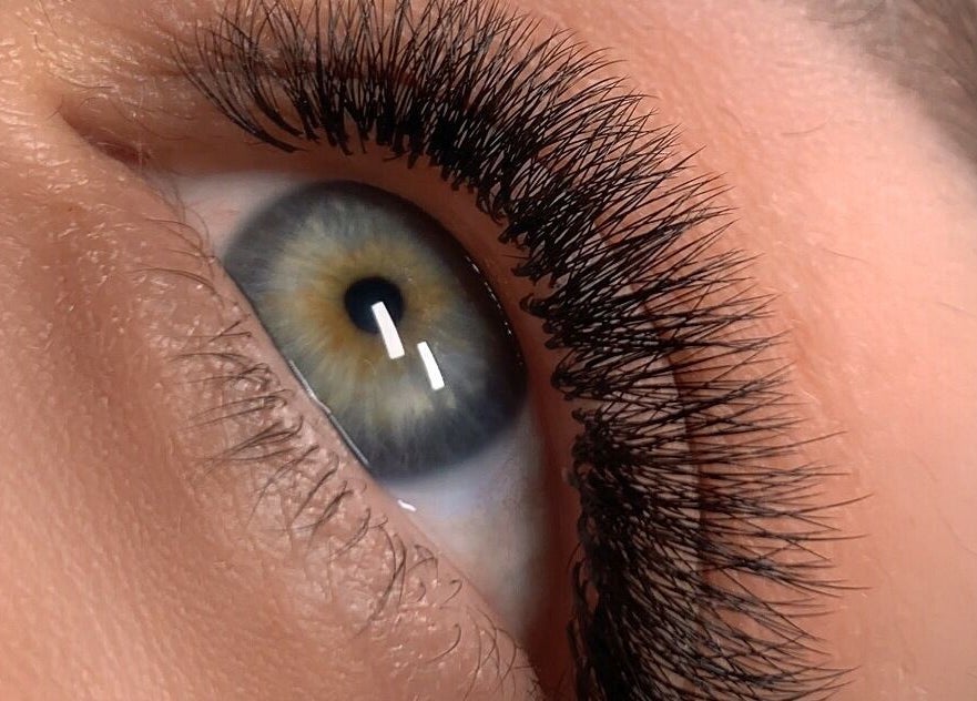 Extension de cils chez Maison Mirada à Saint-nazaire-les-eymes, Auvergne-rhône-alpes, FR. Beauté sublimée.