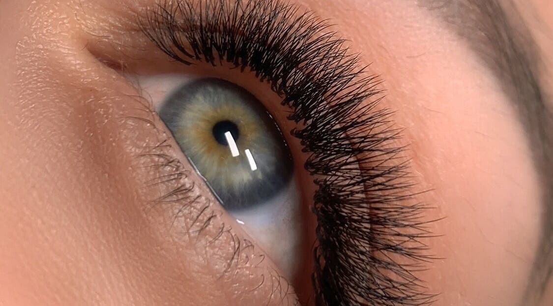 Extension de cils chez Maison Mirada à Saint-nazaire-les-eymes, Auvergne-rhône-alpes, FR. Beauté sublimée.