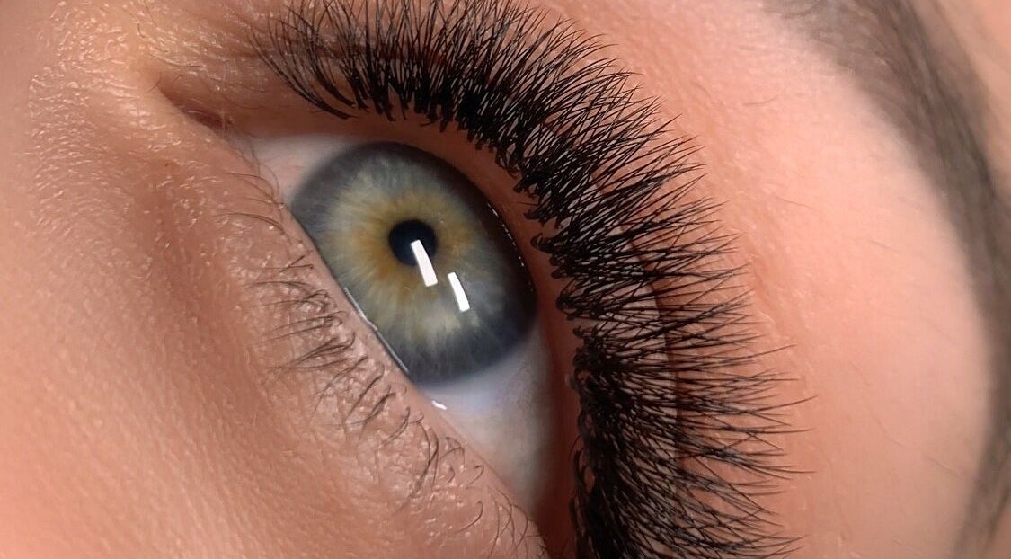 Extension de cils chez Maison Mirada à Saint-nazaire-les-eymes, Auvergne-rhône-alpes, FR. Beauté sublimée.