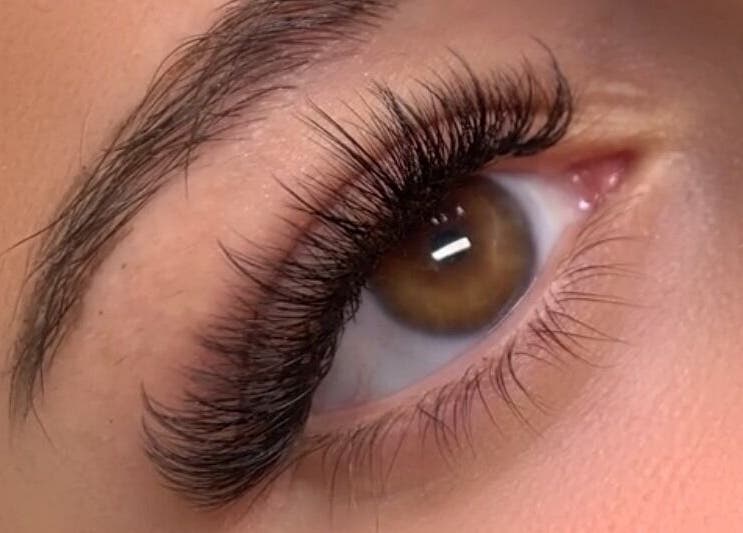 Extension de cils à Maison Mirada, Saint-nazaire-les-eymes, Auvergne-rhône-alpes, FR, offrant un regard captivant.