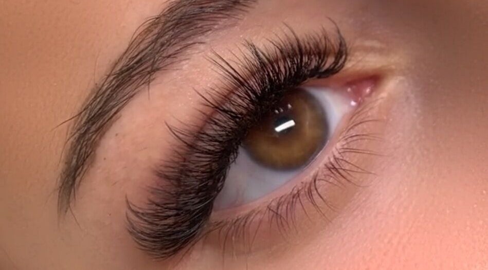 Extension de cils à Maison Mirada, Saint-nazaire-les-eymes, Auvergne-rhône-alpes, FR, offrant un regard captivant.