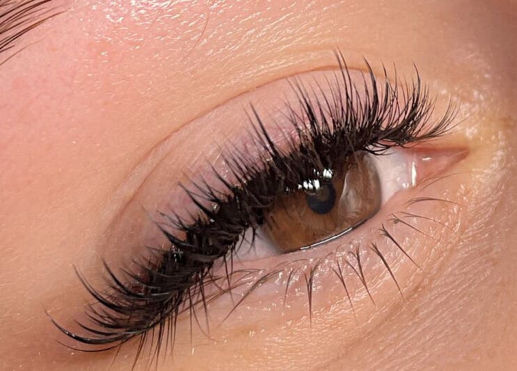 Extension de cils à Maison Mirada, Saint-Nazaire-les-Eymes, Auvergne-Rhône-Alpes, FR