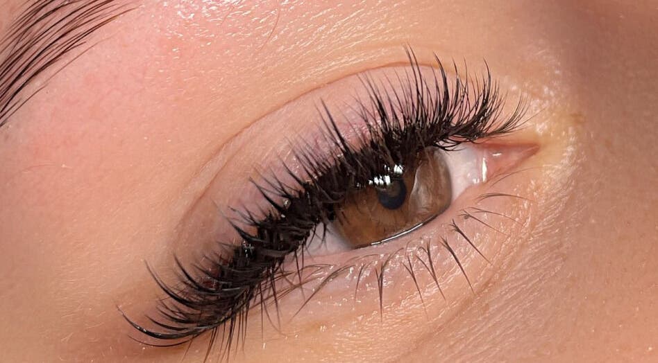 Extension de cils à Maison Mirada, Saint-Nazaire-les-Eymes, Auvergne-Rhône-Alpes, FR