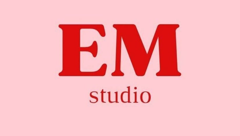 Em Studio – obraz 1