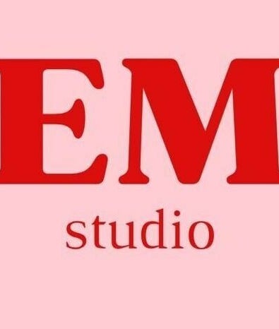 Em Studio – obraz 2