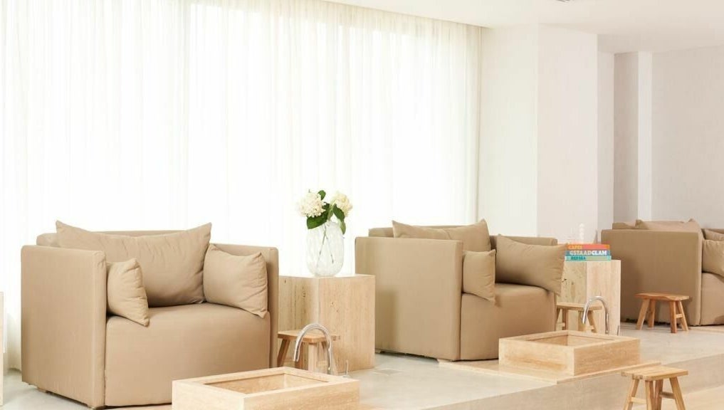 Relaxing lounge area at Glo Spa & Salon, Al Khobar, Eastern Province, SA, featuring soft beige seating.
