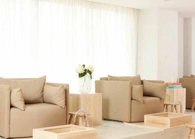 Relaxing lounge area at Glo Spa & Salon, Al Khobar, Eastern Province, SA, featuring soft beige seating.