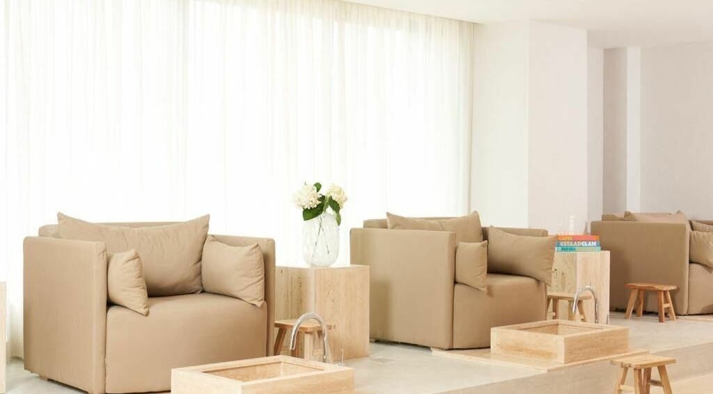 Relaxing lounge area at Glo Spa & Salon, Al Khobar, Eastern Province, SA, featuring soft beige seating.