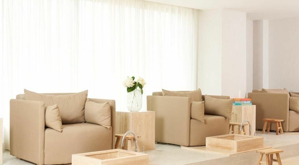 Relaxing lounge area at Glo Spa & Salon, Al Khobar, Eastern Province, SA, featuring soft beige seating.