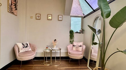 Chic waiting area at Sistar Lashes Sandy Bay, Tasmania, AU with plush chairs and decor.
