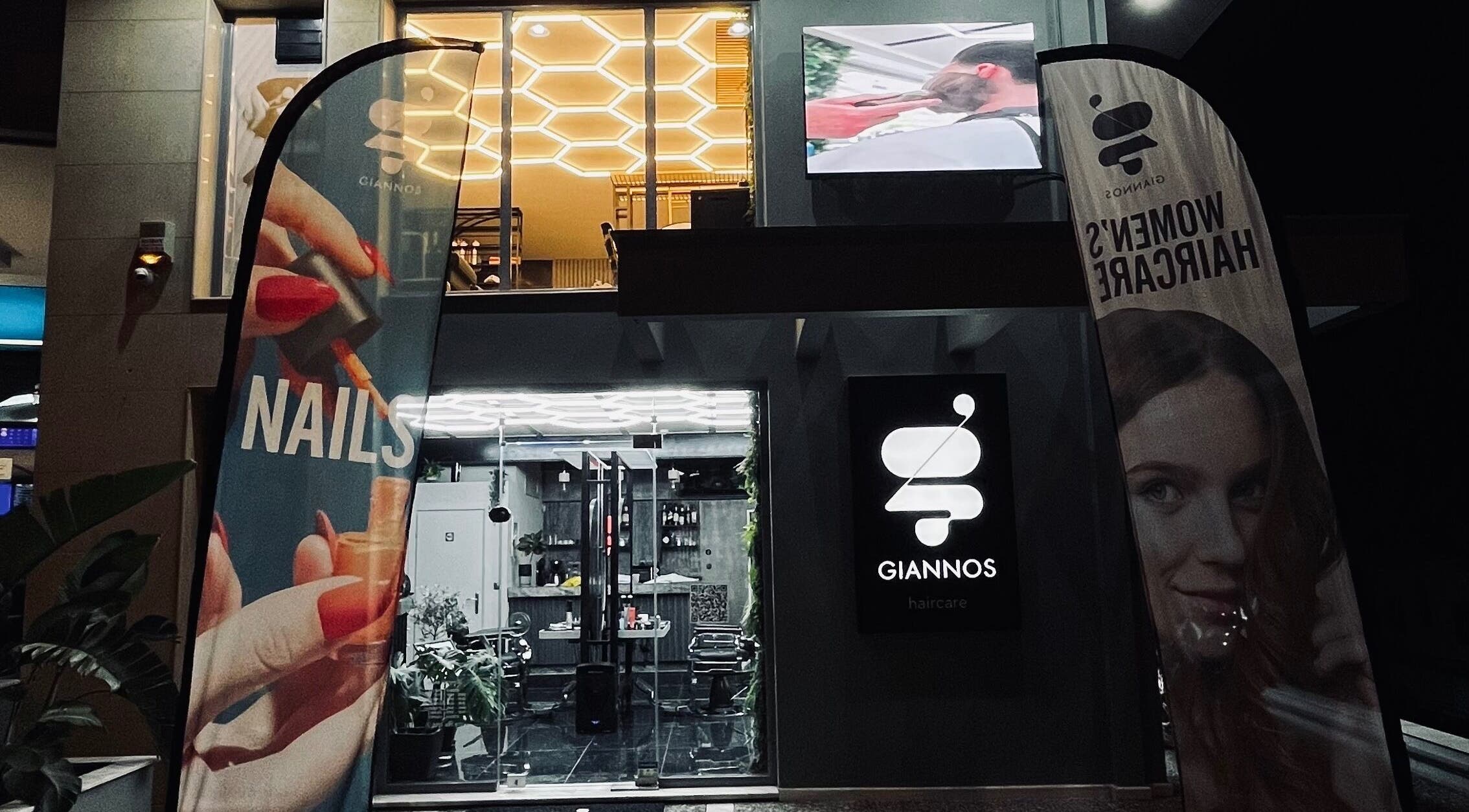 Giannos Haircare & Nails εξωτερική όψη με εντυπωσιακό φωτισμό στην Καλαμαριά, GR.
