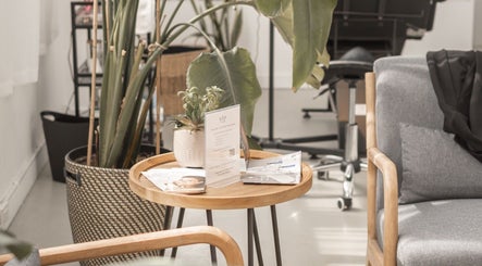 Relaxing lounge at Kēp Esthetique, showcasing chic decor and vibrant plants in Montréal, Québec, CA.