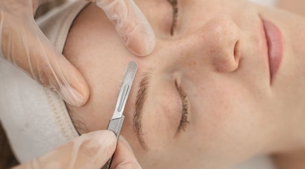 Dermaplaning service enhancing brows at Kēp Esthetique, Montréal, Québec, CA.