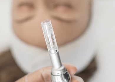 Close-up of microneedling pen at Kēp Esthetique, Montréal, Québec, CA offering advanced skincare treatments.