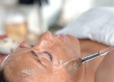 Relaxing facial treatment at Kēp Esthetique, Montréal, Québec, CA, showcasing a calming beauty experience.