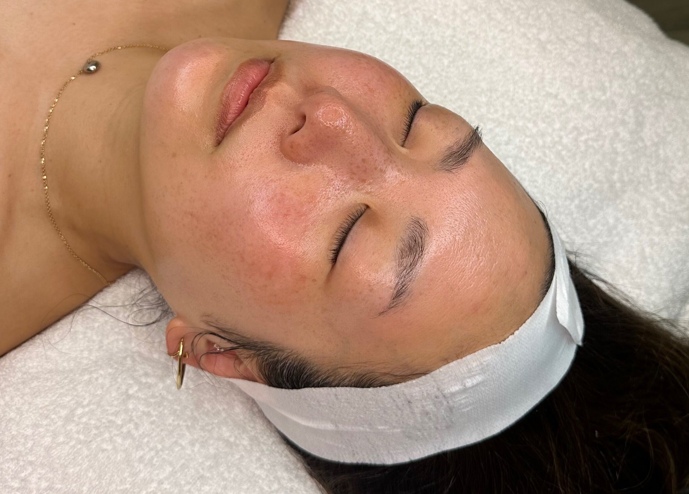 Relaxing facial at E.L Skin & Brows, Sheffield, England, GB. Smooth, radiant skin after treatment.