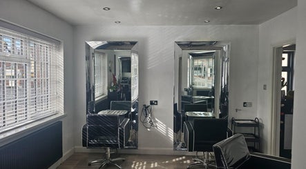 The Neu Salon, Park Gate