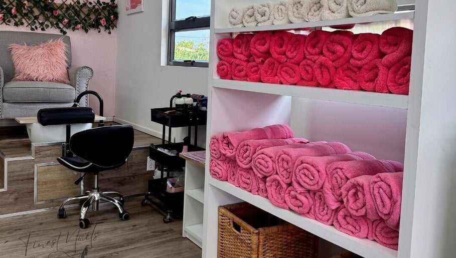 Rustige nagelstudio bij Finest Nails, Paramaribo met zachte handdoeken en comfortabele stoelen.