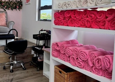 Rustige nagelstudio bij Finest Nails, Paramaribo met zachte handdoeken en comfortabele stoelen.