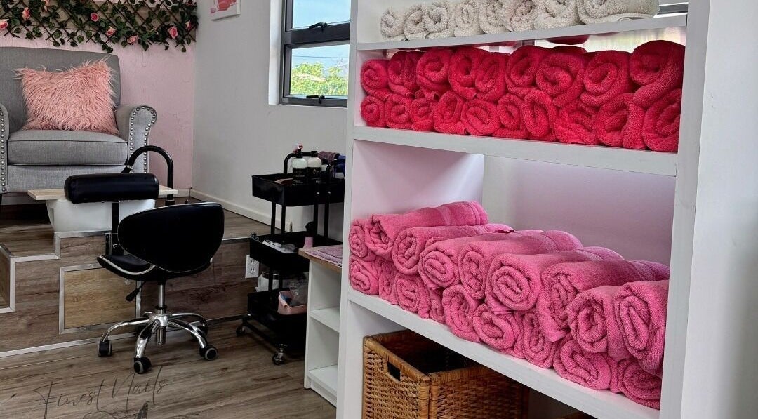 Rustige nagelstudio bij Finest Nails, Paramaribo met zachte handdoeken en comfortabele stoelen.