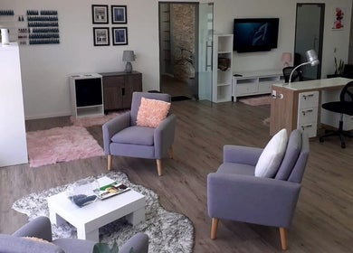 Stijlvolle saloninterieur bij Finest Nails in Paramaribo, Paramaribo, SR, met comfortabele zitgelegenheid en moderne inrichting.