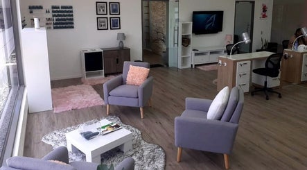 Stijlvolle saloninterieur bij Finest Nails in Paramaribo, Paramaribo, SR, met comfortabele zitgelegenheid en moderne inrichting.