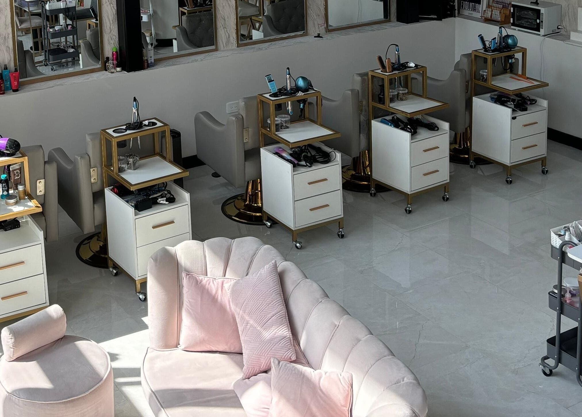 Interior de Bevé Beauty Studio, Ciudad De Guatemala, con elegante decoración y estaciones de belleza modernas.