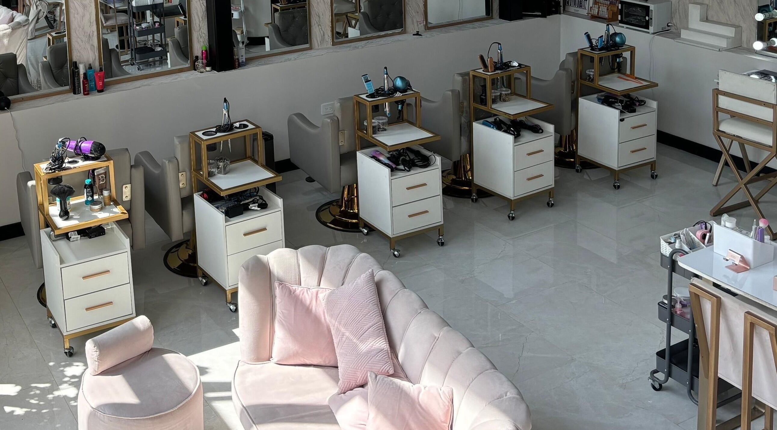 Interior de Bevé Beauty Studio, Ciudad De Guatemala, con elegante decoración y estaciones de belleza modernas.