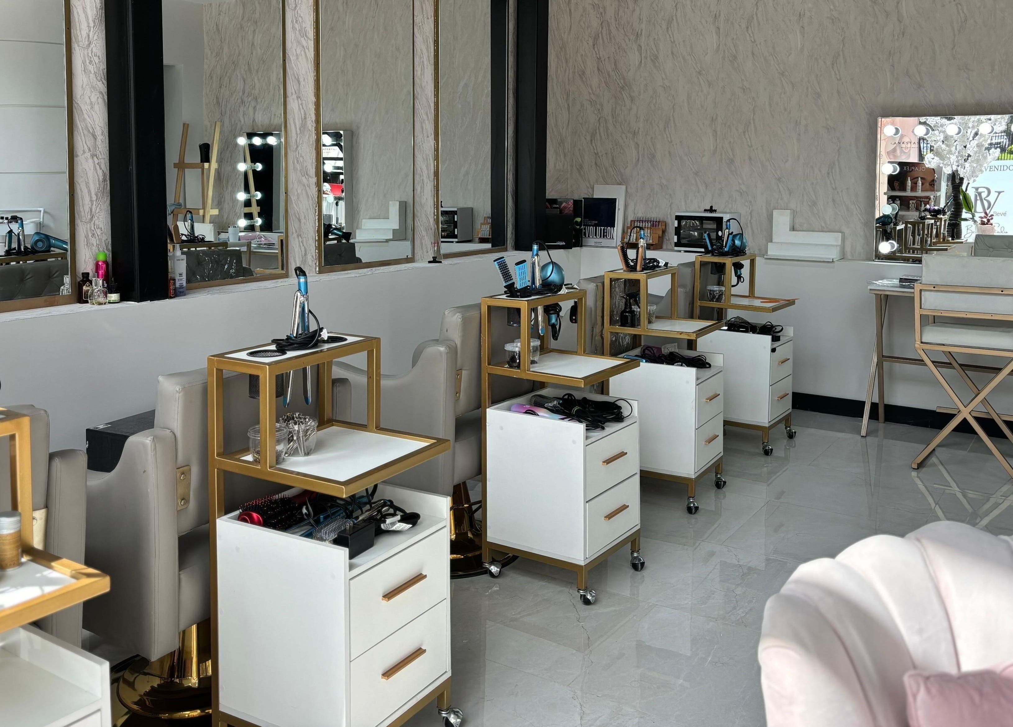 Interior moderno de Bevé Beauty Studio en Ciudad De Guatemala, Guatemala, GT, con estaciones de estilismo iluminadas.