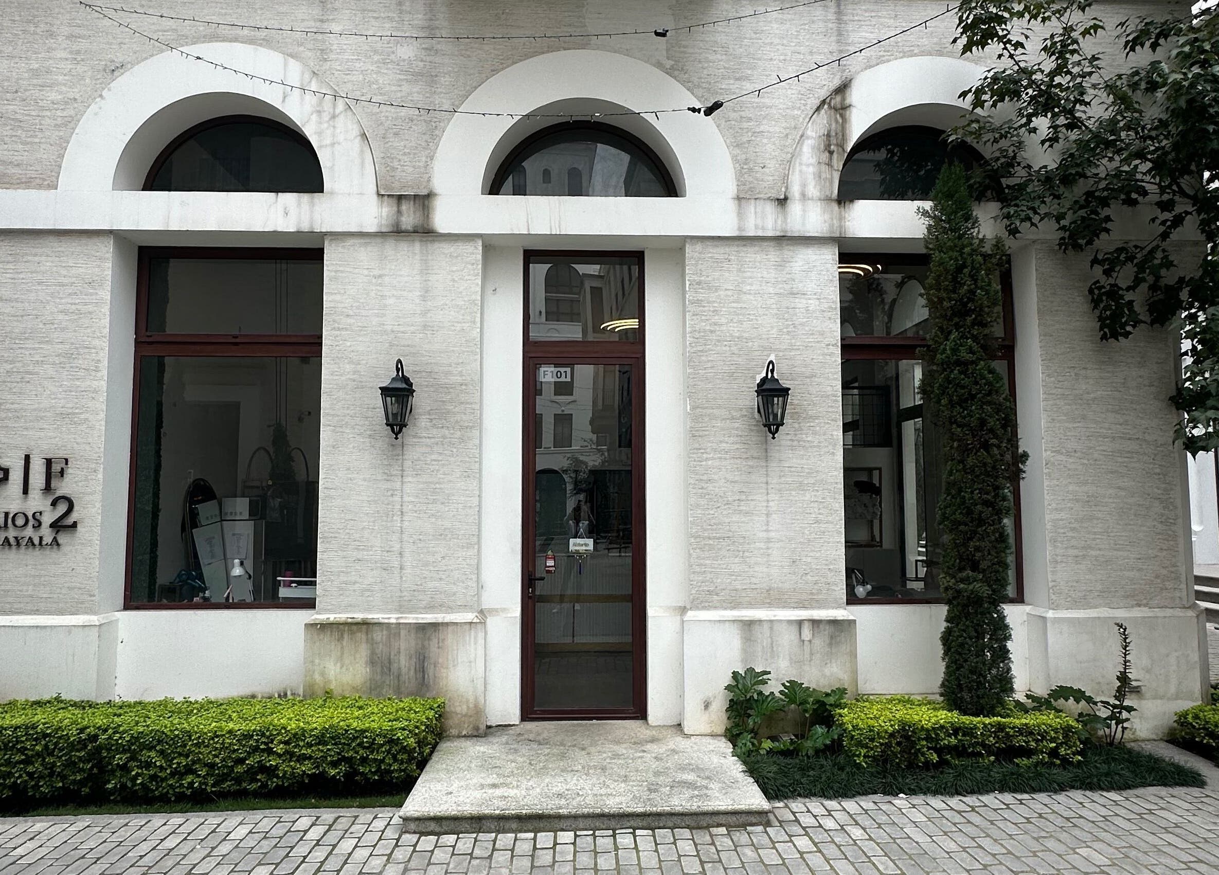 Entrada moderna de Bevé Beauty Studio en Ciudad De Guatemala, Guatemala, GT, rodeada de vegetación.