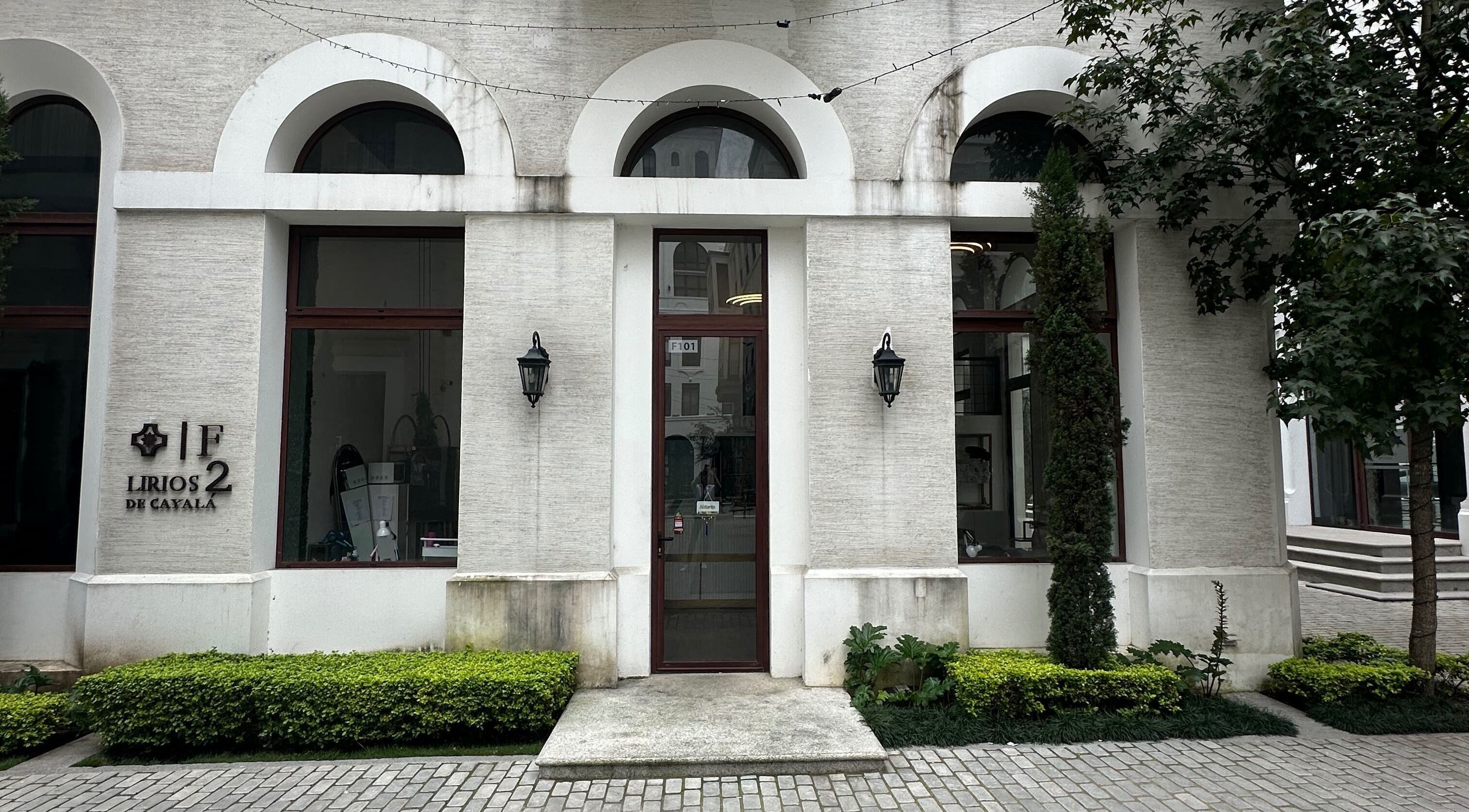 Entrada moderna de Bevé Beauty Studio en Ciudad De Guatemala, Guatemala, GT, rodeada de vegetación.