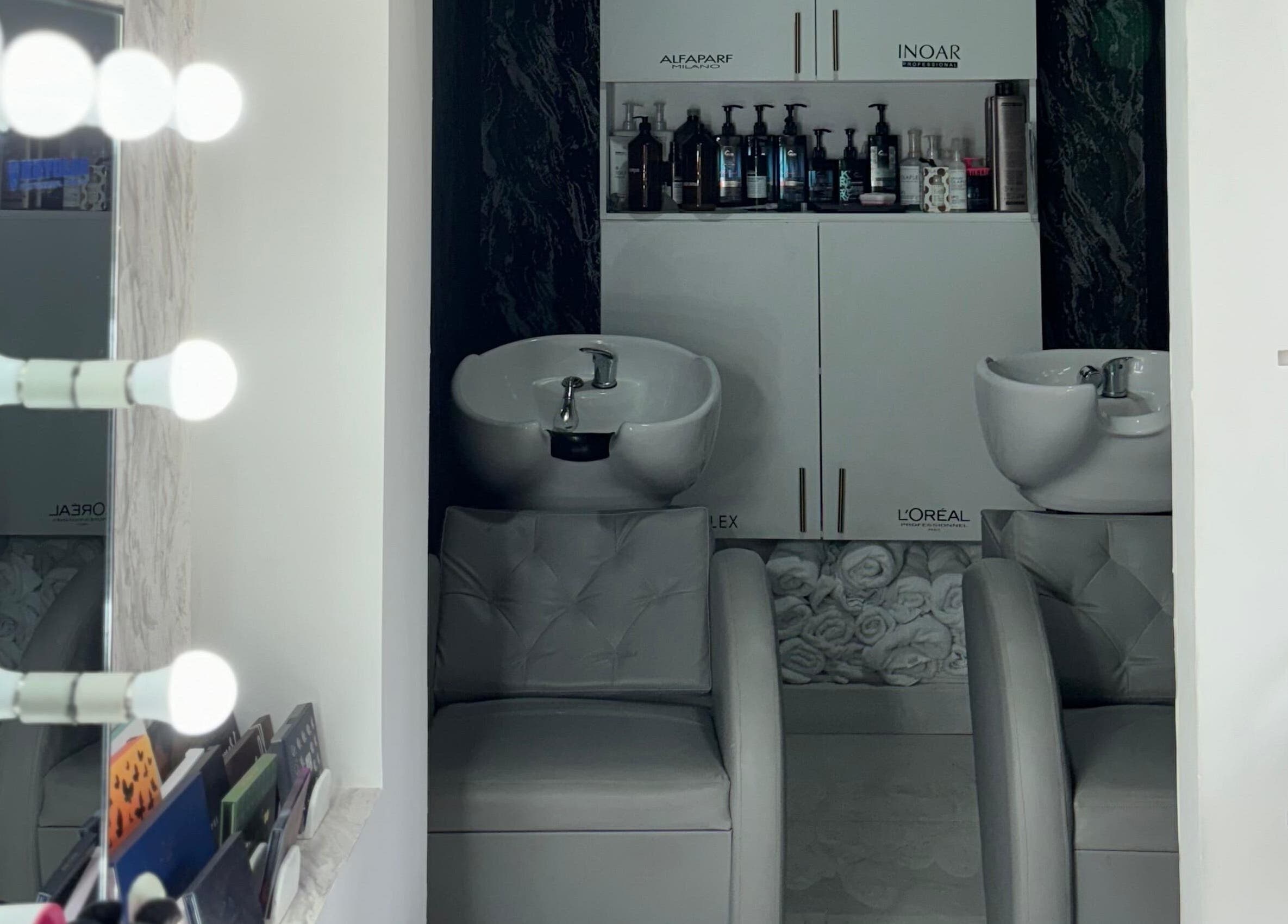 Zona de lavado de cabello en Bevé Beauty Studio, Ciudad De Guatemala, Guatemala, GT con iluminación LED.