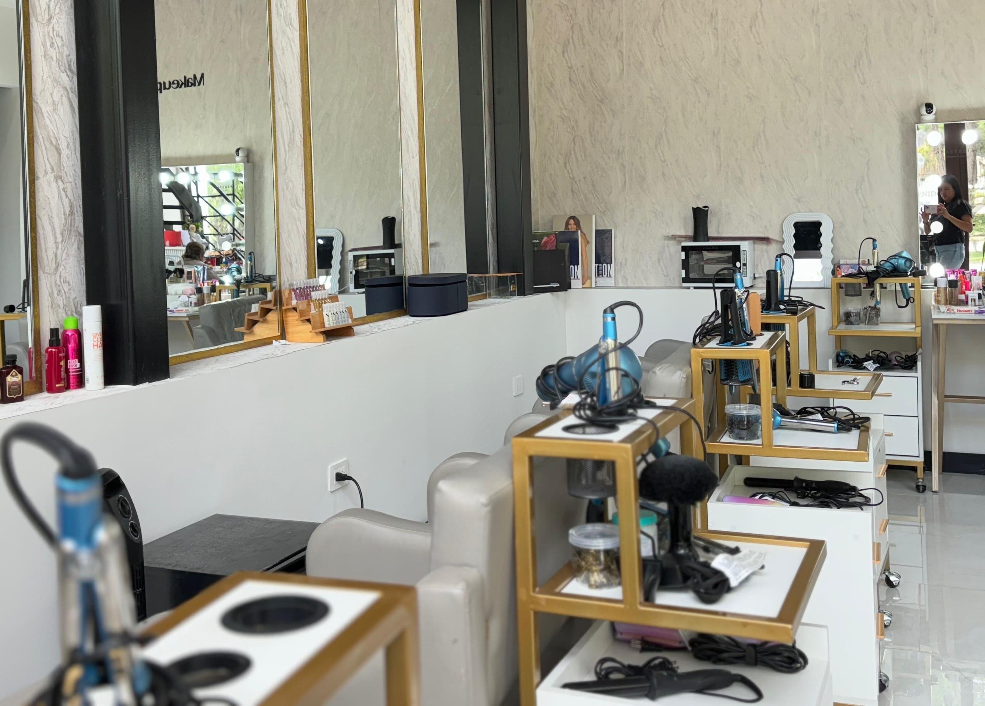 Interior moderno de Bevé Beauty Studio en Ciudad De Guatemala, Guatemala, GT; diseño elegante y organizado.