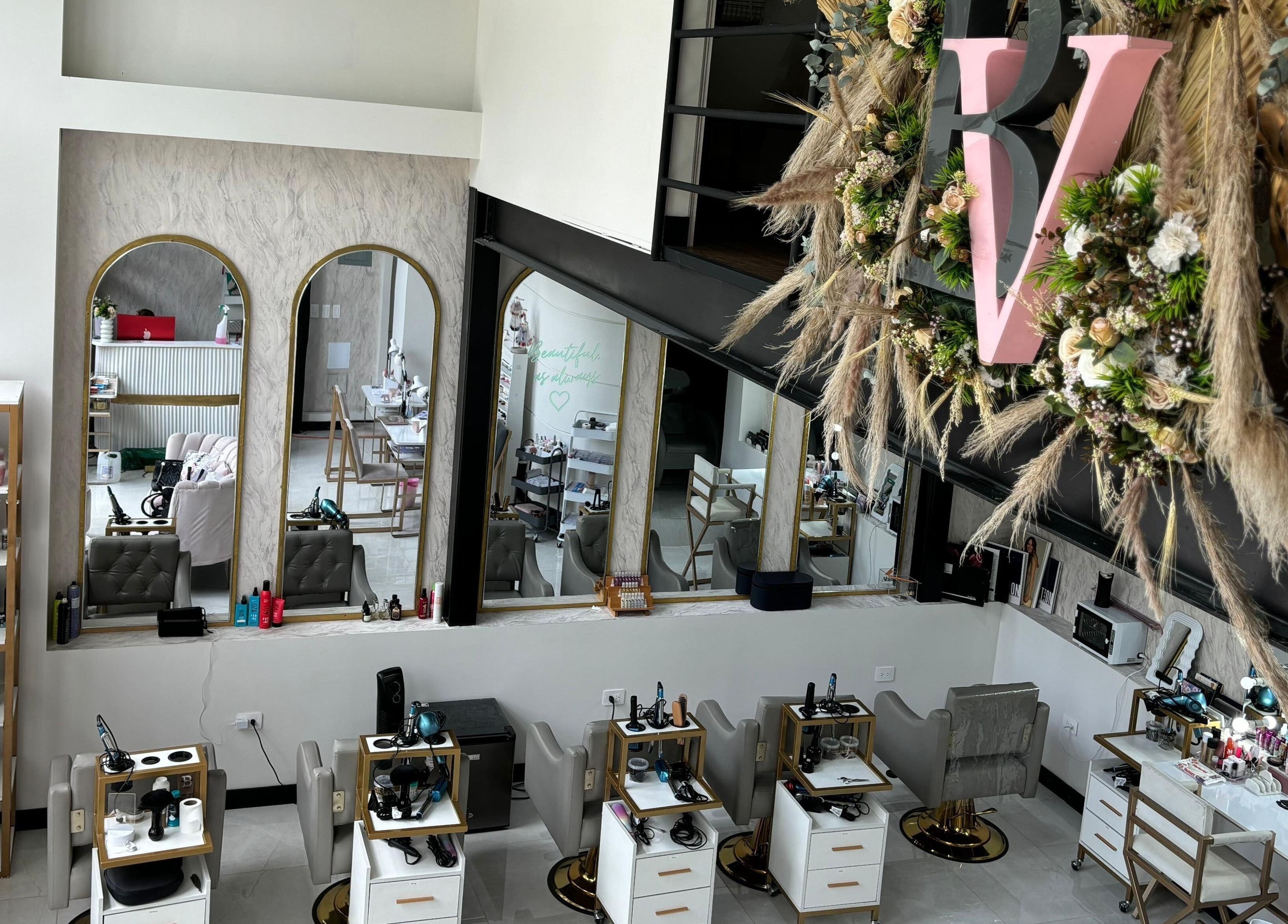 Espacio moderno de Bevé Beauty Studio en Ciudad De Guatemala, Guatemala, GT con estaciones de belleza elegantes.