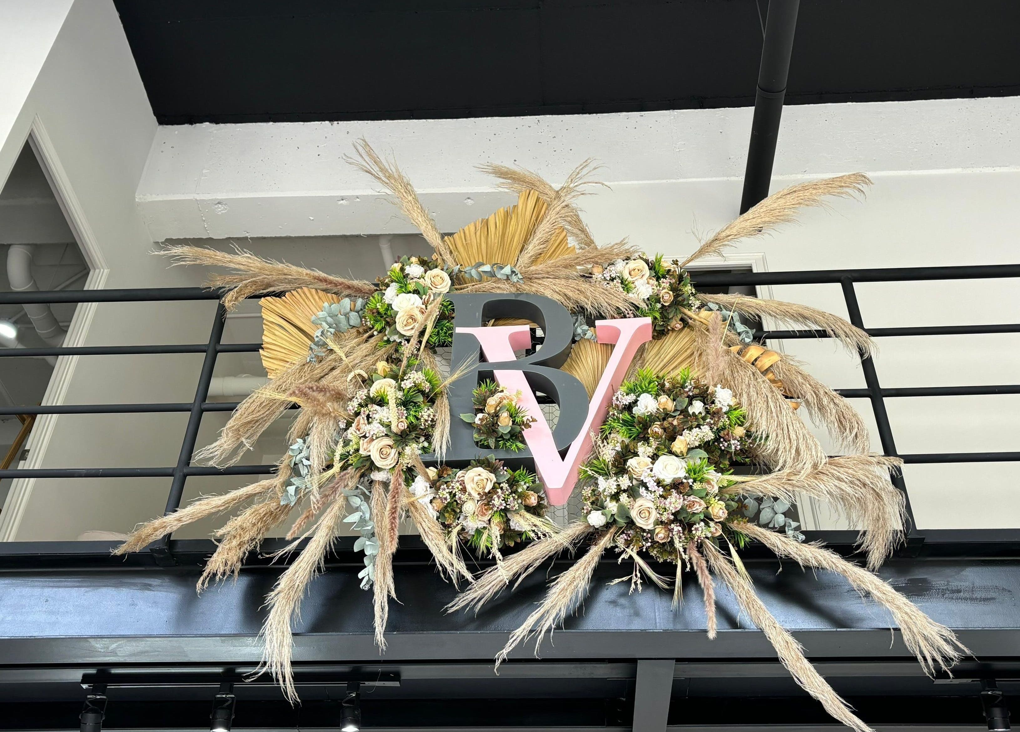 Entrada decorada de Bevé Beauty Studio en Ciudad De Guatemala, Guatemala, GT con adornos florales elegantes.