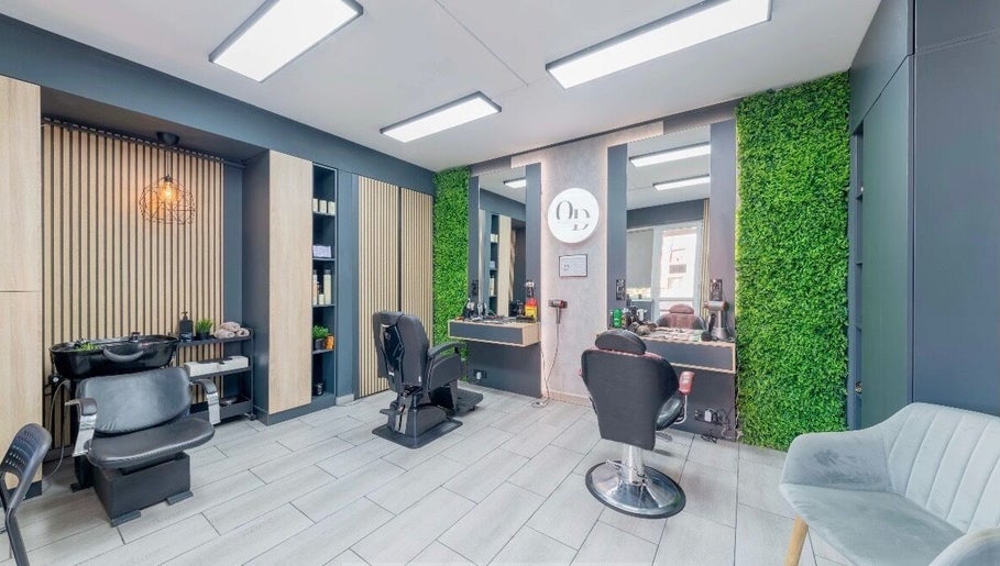Interior OD Barber Shop, Popești-leordeni, Județul Ilfov, RO, modern și elegant cu scaune și oglindă.