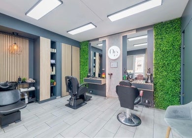 Interior OD Barber Shop, Popești-leordeni, Județul Ilfov, RO, modern și elegant cu scaune și oglindă.