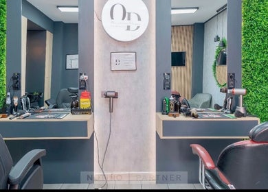 Interior modern OD Barber Shop, Popești-leordeni, Județul Ilfov, RO, cu detalii elegante și elemente verzi.