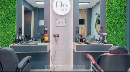 Interior modern OD Barber Shop, Popești-leordeni, Județul Ilfov, RO, cu detalii elegante și elemente verzi.