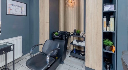 Interior modern la OD Barber Shop, Popești-leordeni, Județul Ilfov, RO, cu scaun de frizerie și chiuvetă neagră.