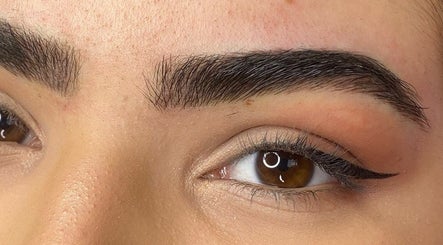 Jacqueline Cruz Brow Artist – obraz 2