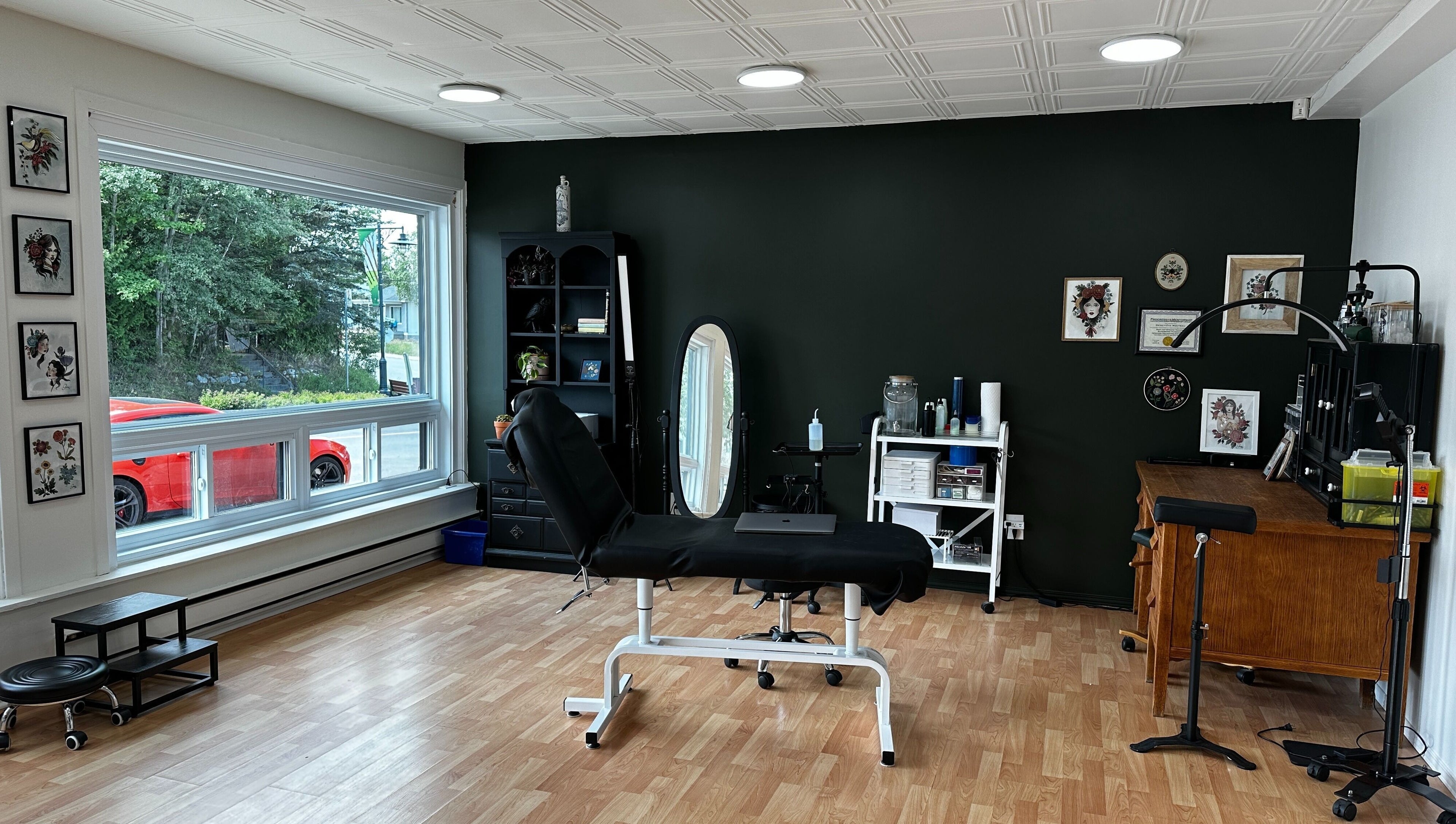 Intérieur chic de Tatouage Artemya à Val-d'or, Québec, CA avec chaise moderne et décor artistique.