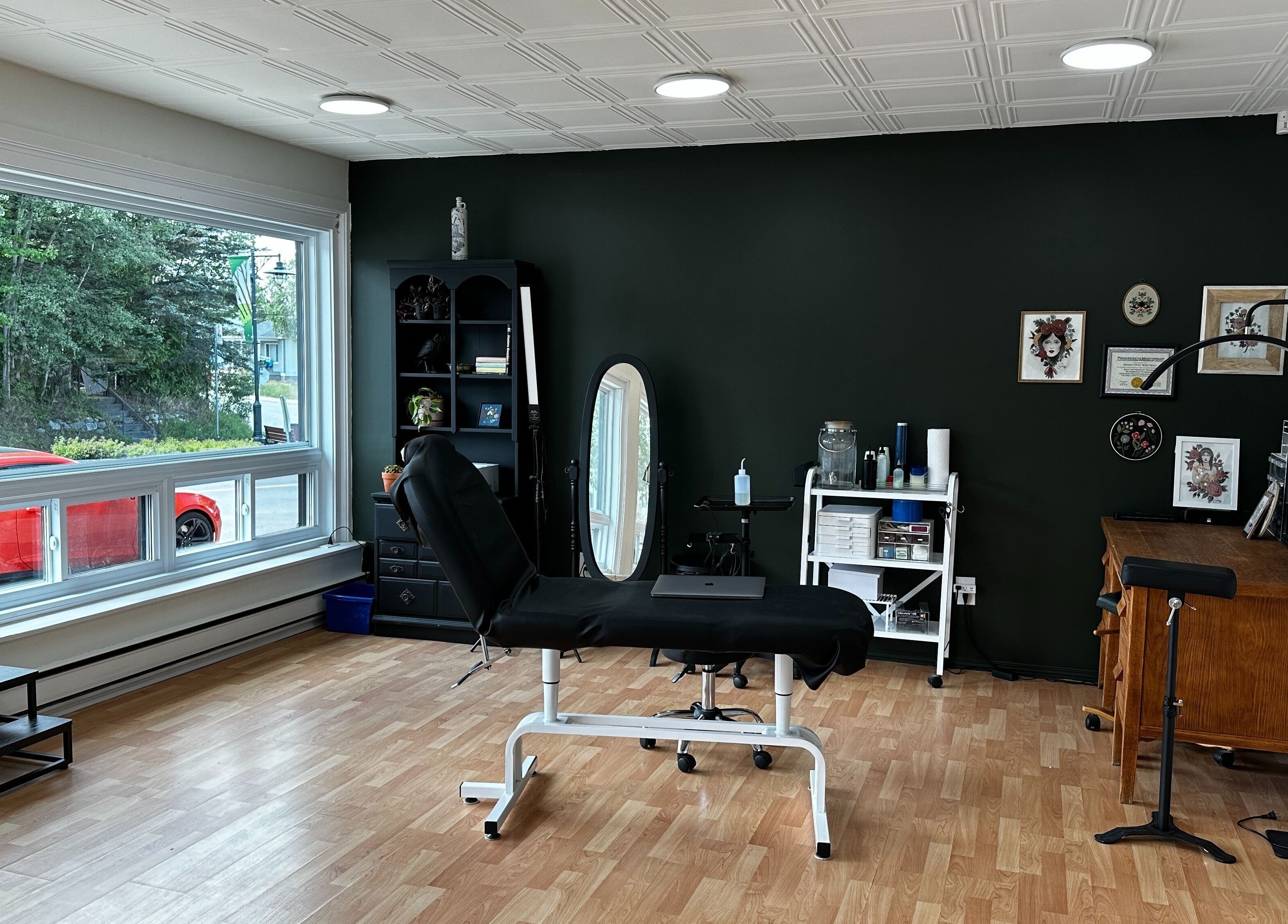 Intérieur chic de Tatouage Artemya à Val-d'or, Québec, CA avec chaise moderne et décor artistique.