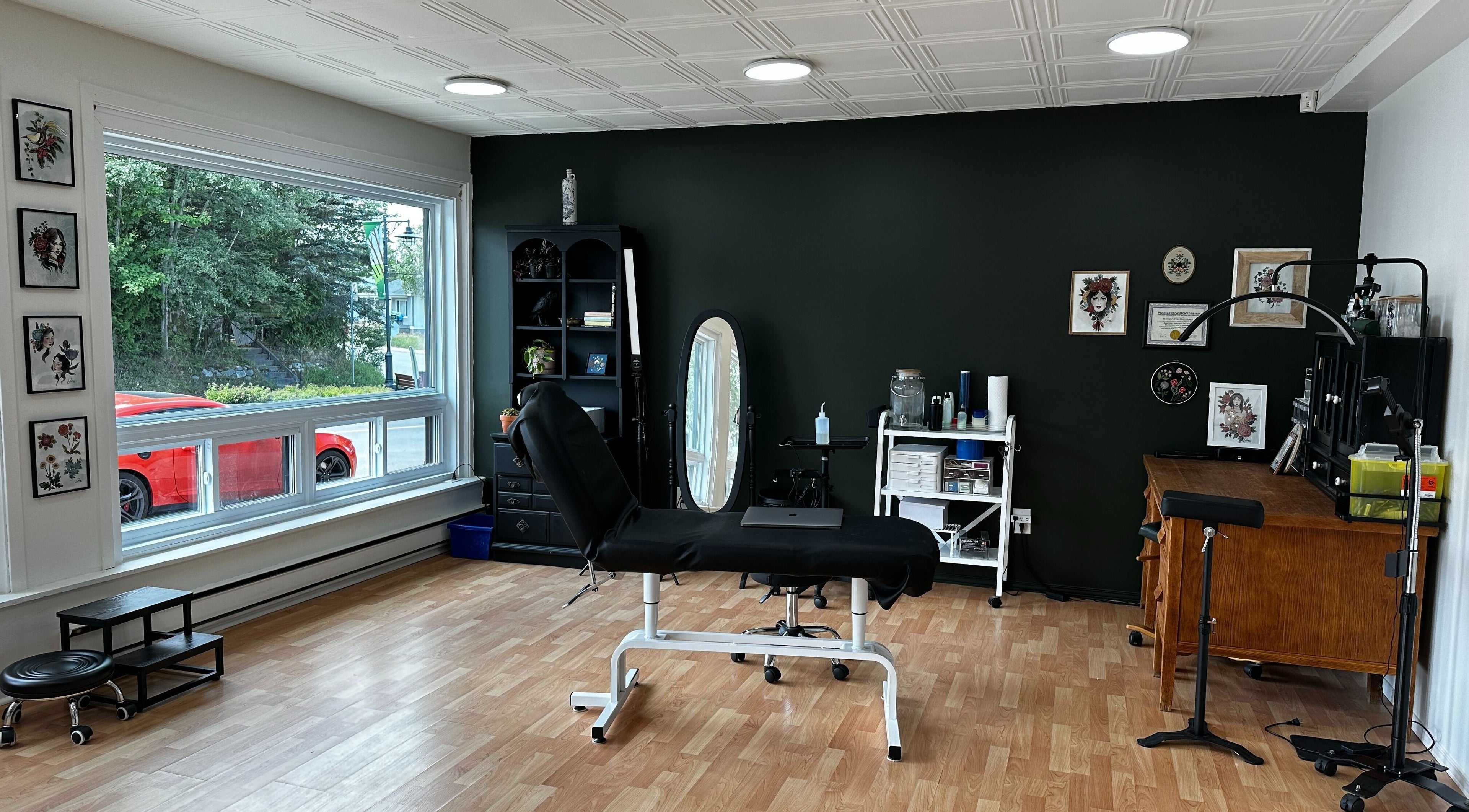 Intérieur chic de Tatouage Artemya à Val-d'or, Québec, CA avec chaise moderne et décor artistique.