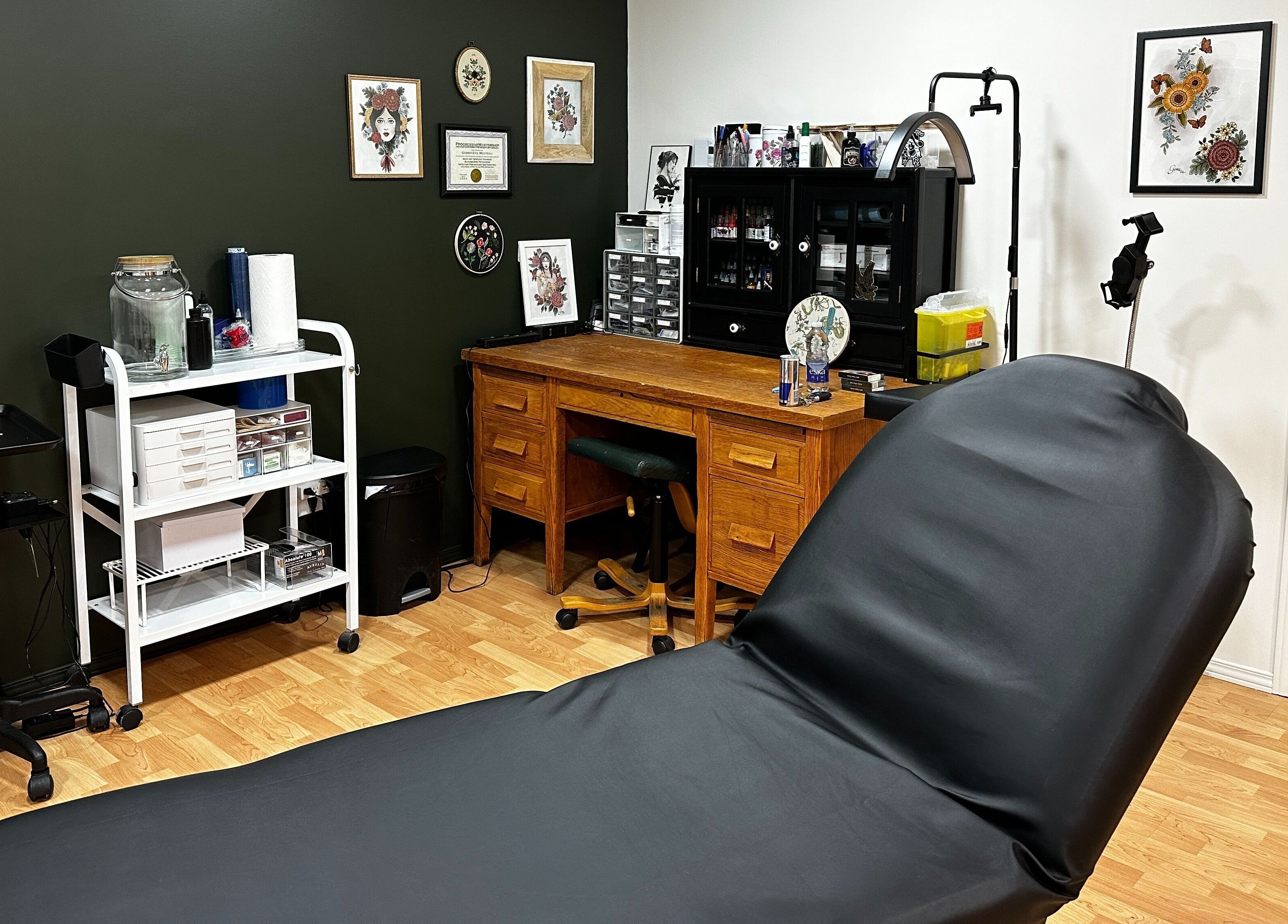 Intérieur de Tatouage Artemya à Val-d'or, Québec, CA, avec bureau en bois et chaise de tatouage.