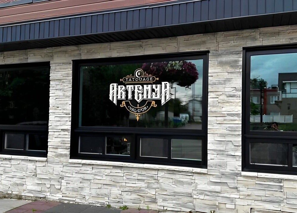 Façade de Tatouage Artemya à Val-d'or, Québec, CA, présentant un logo distinctif sur des murs modernes.