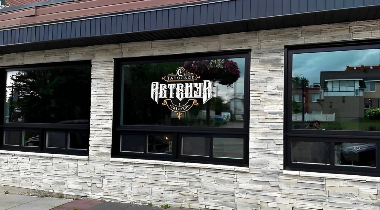 Façade de Tatouage Artemya à Val-d'or, Québec, CA, présentant un logo distinctif sur des murs modernes.