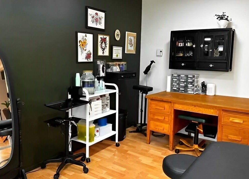 Intérieur de Tatouage Artemya à Val-d'or, Québec, CA avec mobilier élégant et décor artistique.