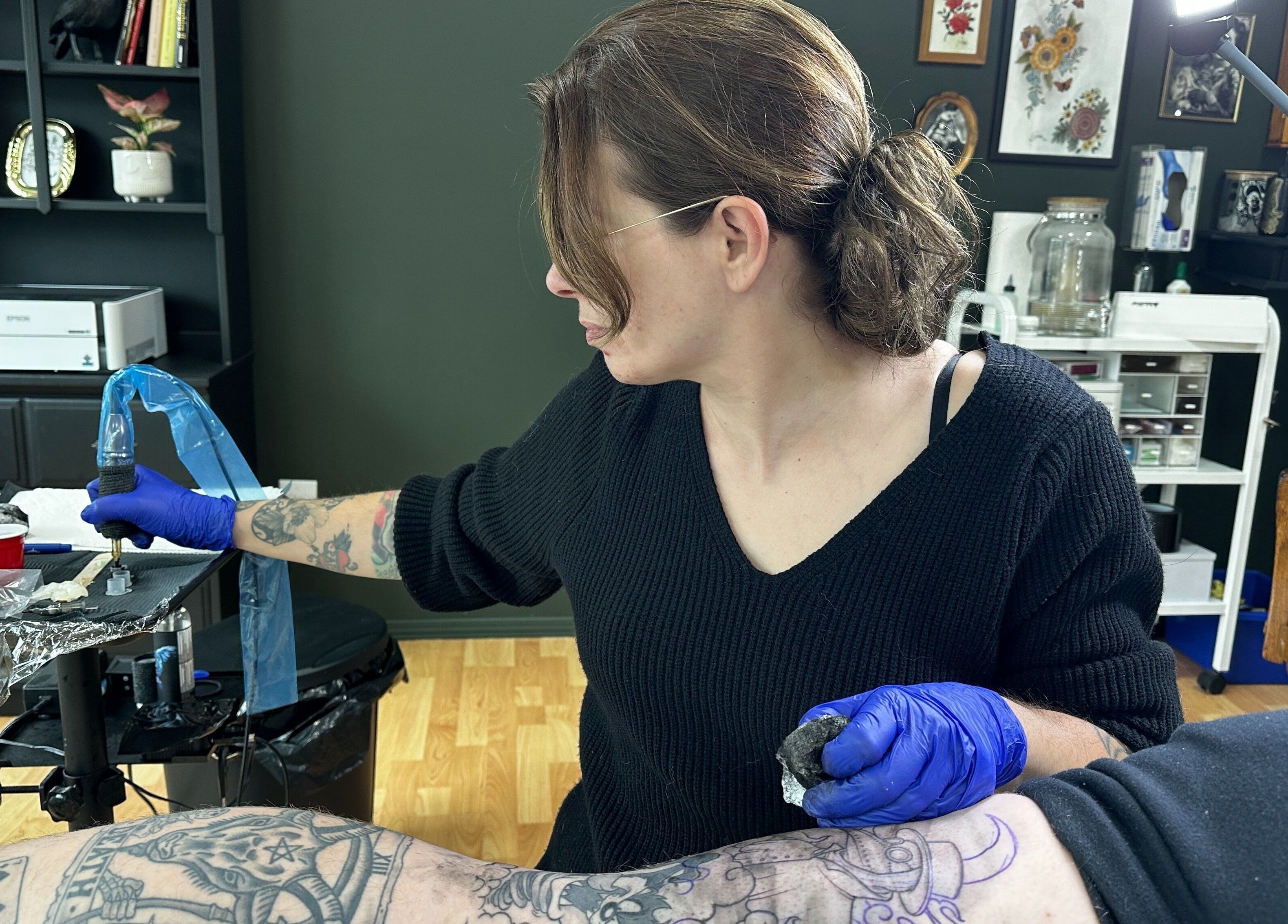 Tatoueur à Tatouage Artemya, Val-d'or, Québec, CA, réalisant un tatouage unique.